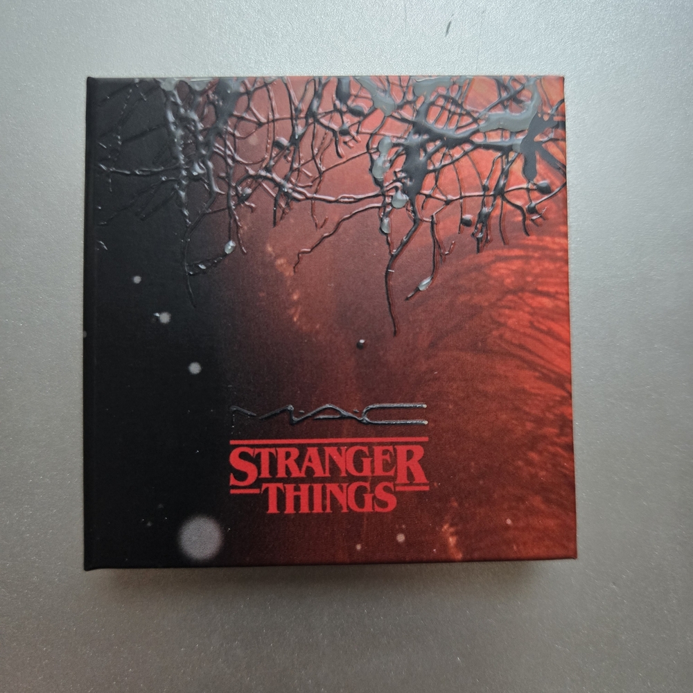 MAC Cosmetics Stranger Things Limited Edition Blue and Red Blush Palette - Picture 3 of 6